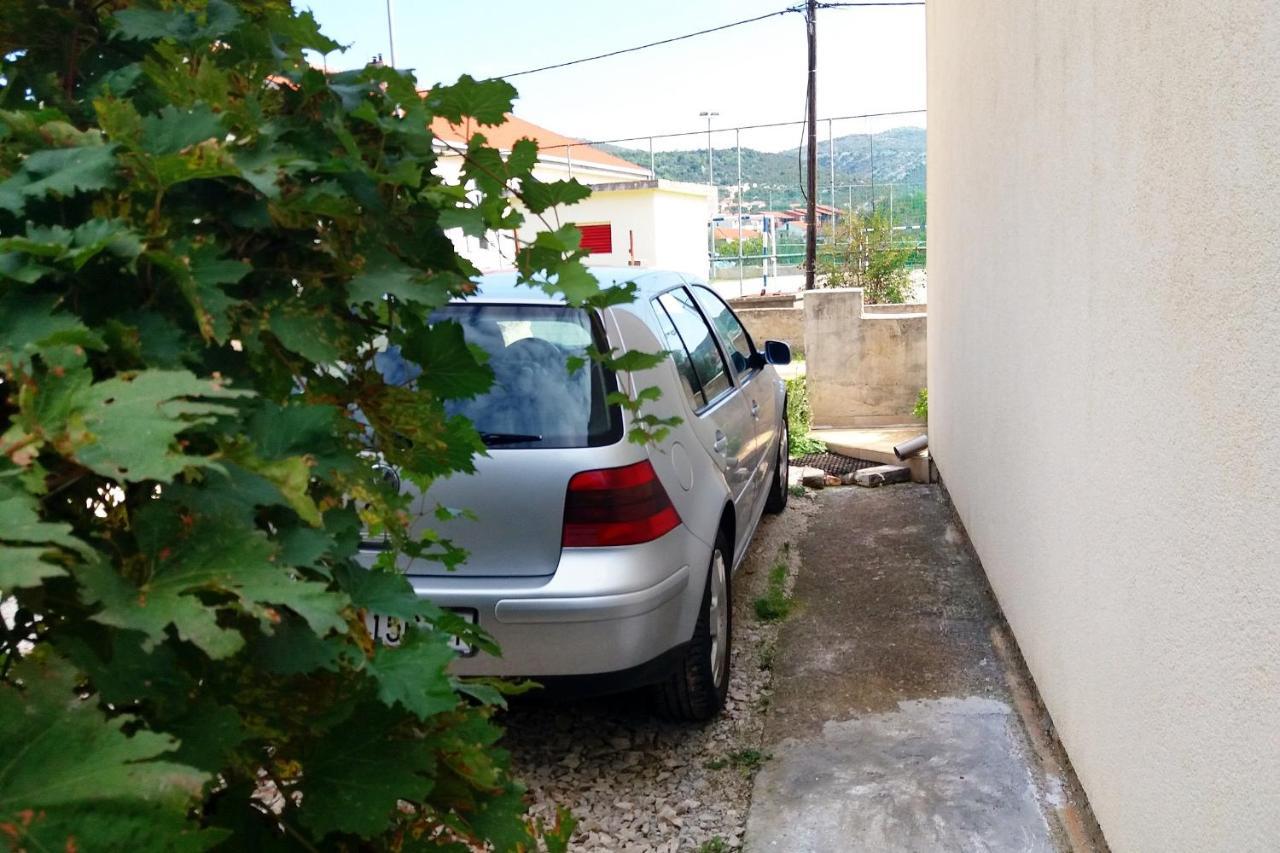 Apartments By The Sea Vinisce, Trogir - 5229 Buitenkant foto