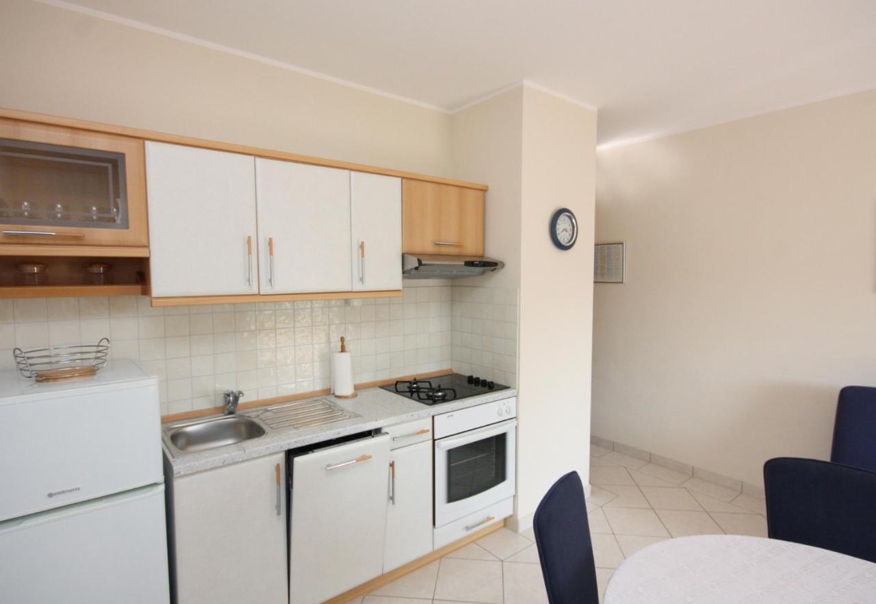 Apartments By The Sea Vinisce, Trogir - 5229 Buitenkant foto