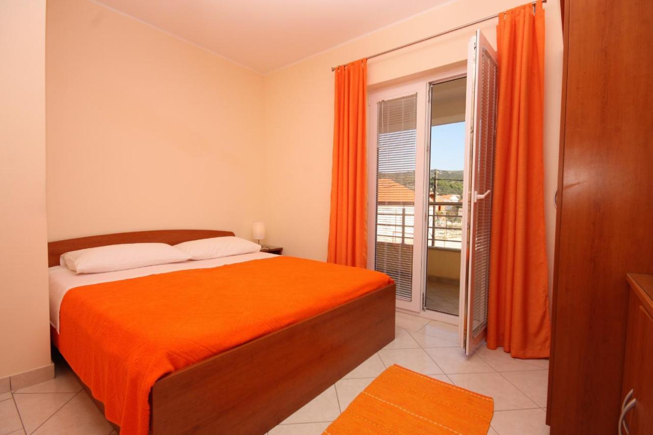Apartments By The Sea Vinisce, Trogir - 5229 Buitenkant foto