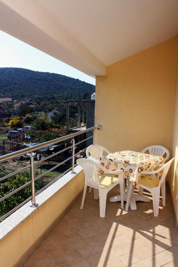 Apartments By The Sea Vinisce, Trogir - 5229 Buitenkant foto