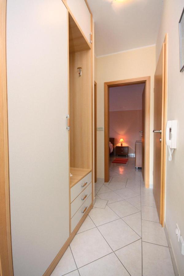 Apartments By The Sea Vinisce, Trogir - 5229 Buitenkant foto